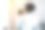 非裔美国女孩在客厅的镜子前选择穿的衣服图片下载