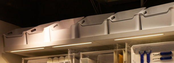 漂亮的现代厨房家具。橱柜图片下载