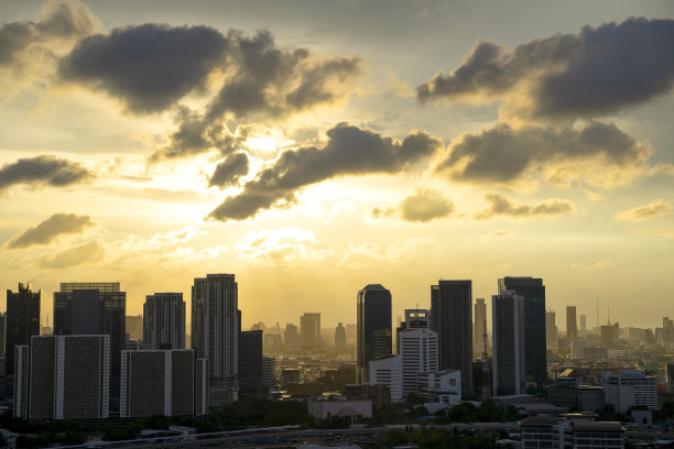 间隔拍摄的城市。高视野，城市天际线，移动的云。图片下载