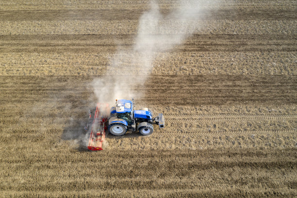 拖拉机在田间工作，鸟瞰图图片下载
