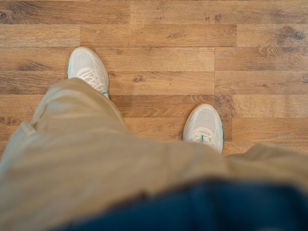 在木地板上行走的男人图片下载