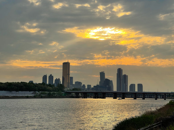 《日落时的汝矣岛和汉江》图片下载