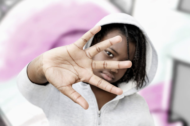 叛逆的十几岁前女孩，穿着灰色连帽运动衫，12岁，照片图片下载