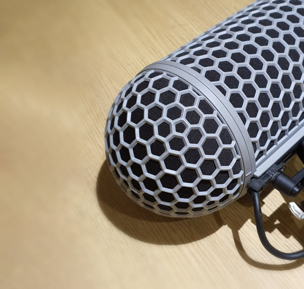 视频制作中录音用的麦克风或环境麦克风。在拍摄网络电影时使用过的麦克风放在了木桌上。专业工具录制电影声音在一个大的工作室图片下载