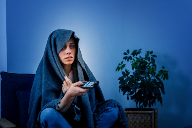 恐怖中的女人在家看恐怖电影图片下载