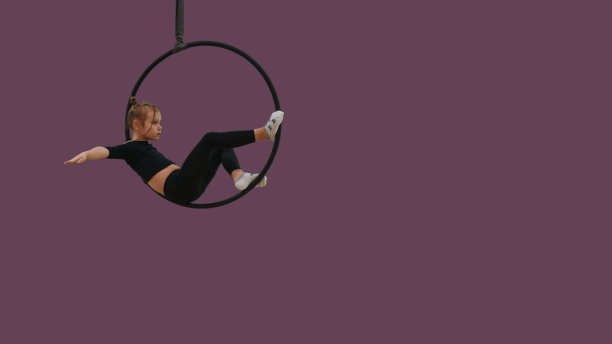儿童空中杂技演员在空中呼啦圈，一系列的照片图片下载