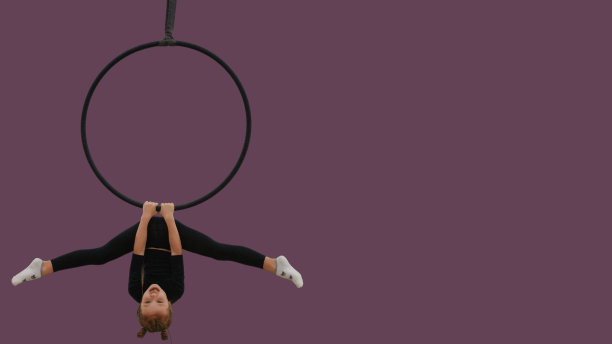 儿童空中杂技演员在空中呼啦圈，一系列的照片图片下载