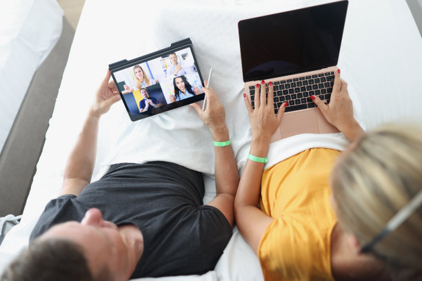 男人和女人与商业伙伴进行远程通信图片下载