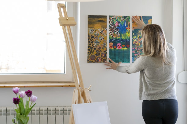 在家工作的女性艺术家图片下载