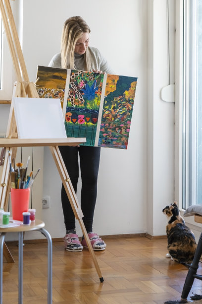 在家工作的女性艺术家图片下载