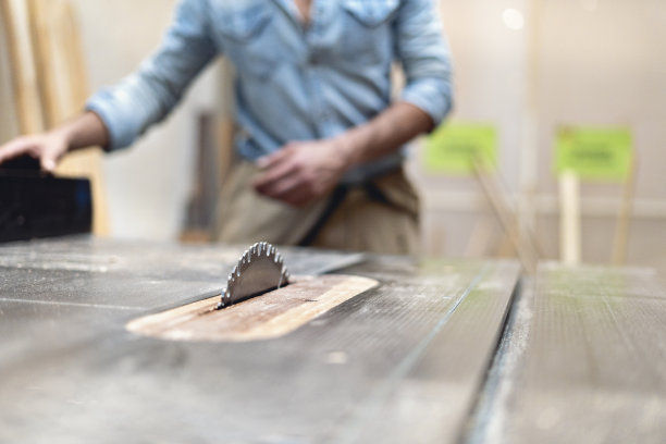 木匠准备在木工车间使用锯子。图片下载