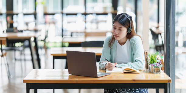 E-learning在线教育理念。亚洲女性专心的学生学生视频会议电子学习与老师在家里的笔记本电脑。图片下载