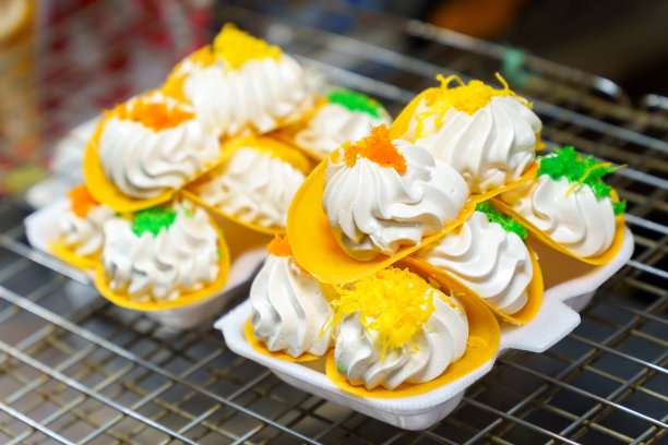 放在泡沫杯上的泰国脆饼。图片下载