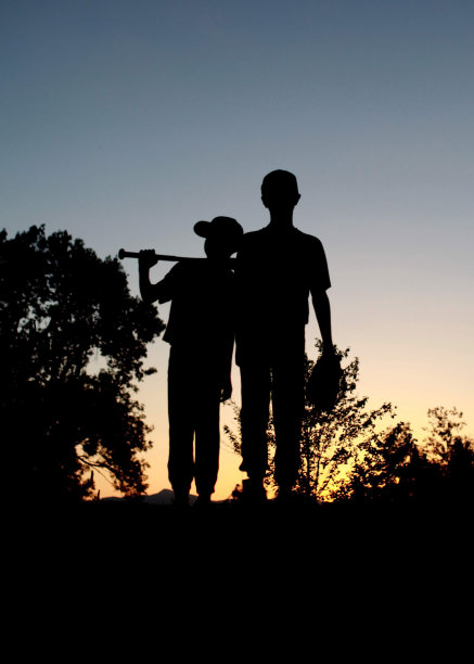 两个男孩棒球剪影图片下载