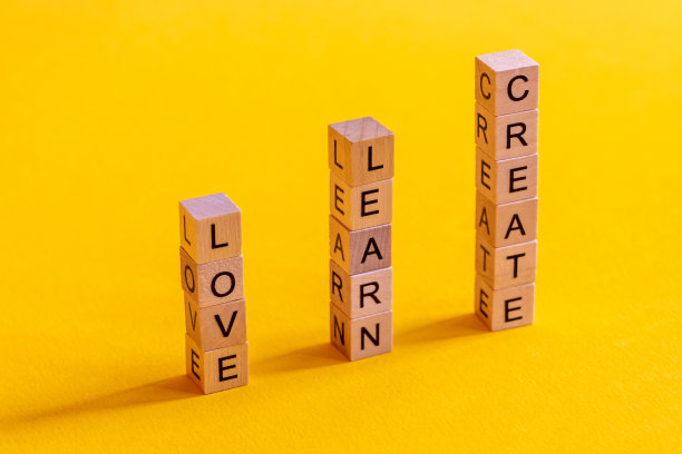 木制方块上写着:爱、学习和创造。图片下载