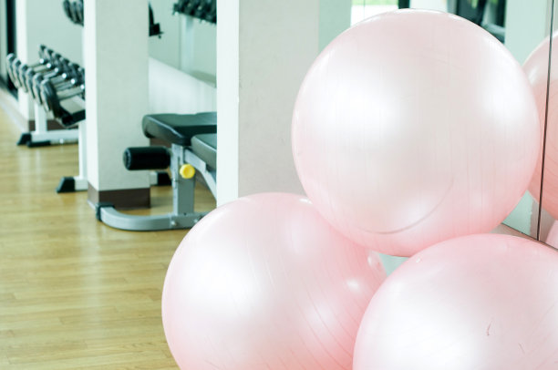粉色健身球橡胶气球在健身中心健身俱乐部图片下载