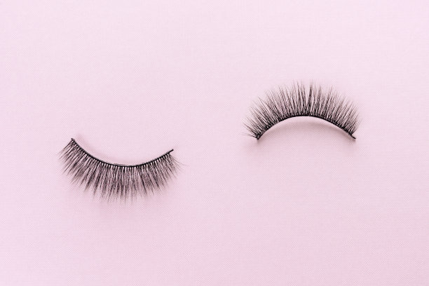 头顶的睫毛在粉红色的背景。图片下载