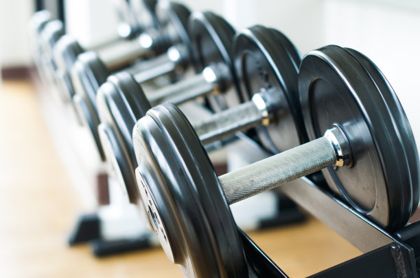 哑铃头顶压钢架背部和胸部举重锻炼肌肉-背景图像模糊图片下载
