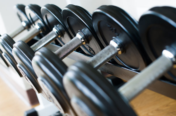 哑铃头顶压钢架背部和胸部举重锻炼肌肉-背景图像模糊图片下载