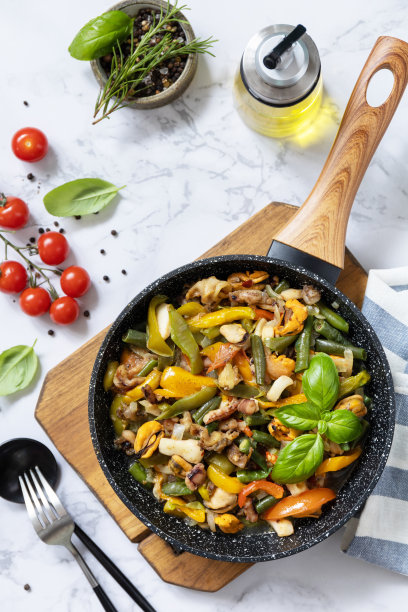 素镬翻炒。大理石桌面上有海鲜虾仁、鱿鱼、墨鱼，配以蔬菜和大蒜酱。俯视图平lay。图片下载