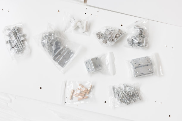 地板上有家具组装部件的盒子图片下载