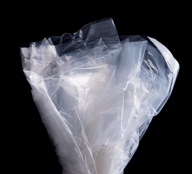 黑色背景上的透明塑料袋。图片下载