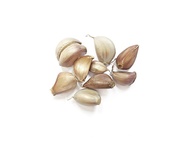 蒜瓣在白色背景上分离图片下载