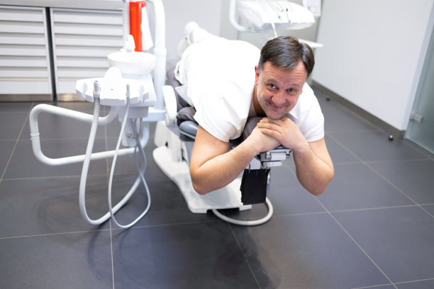 等待的人坐在牙医室图片下载