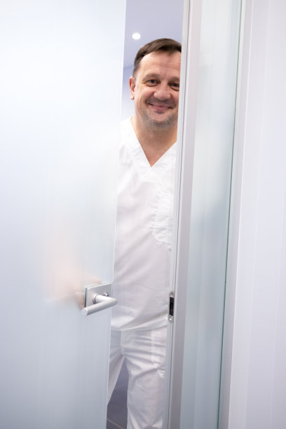 医生在候诊室欢迎他的病人图片下载