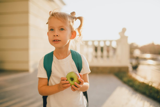 可爱的小女生背着书包在街上图片下载
