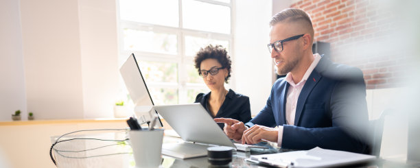 非裔美国商人在办公室工作的雇员图片下载