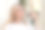 一位年轻美丽的白种人金发女子在家里休息。一个女人坐在桌旁，喝着杯子里的咖啡，读着杂志。图片下载