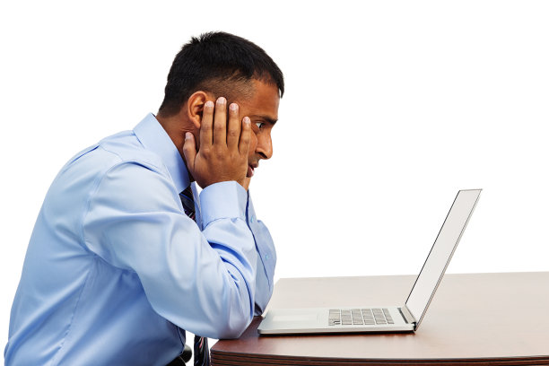 失意的商人在办公桌上用笔记本电脑图片下载