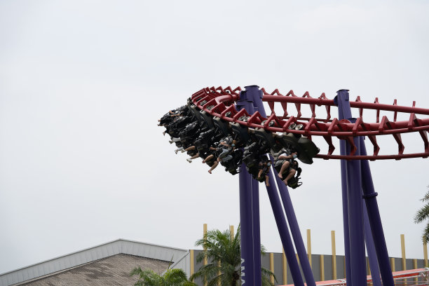 2022.5.1泰国曼谷:许多人在暹罗公园城玩悬挂式翻转过山车TOREX。图片下载