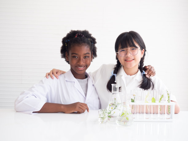 微笑的多元化儿童科学家小组学习科学，做分析。教育，儿童的早期发展。图片下载