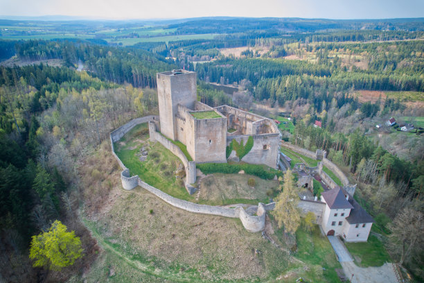 捷克“兰德斯坦”城堡废墟鸟瞰图图片下载