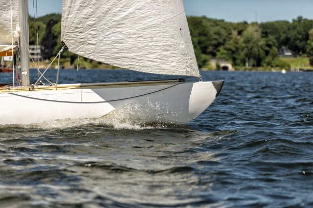 在湖上划船的经典帆船图片下载