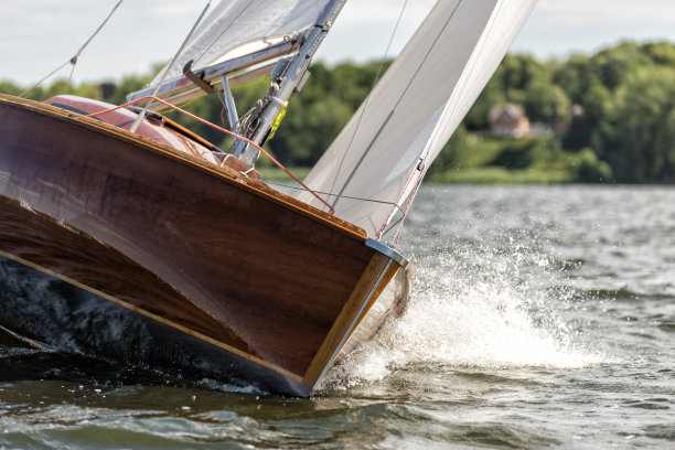 在湖上划船的经典帆船图片下载