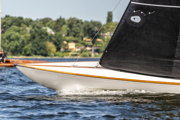 在湖上划船的经典帆船图片下载