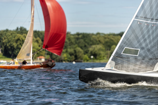 在湖上划船的经典帆船图片下载