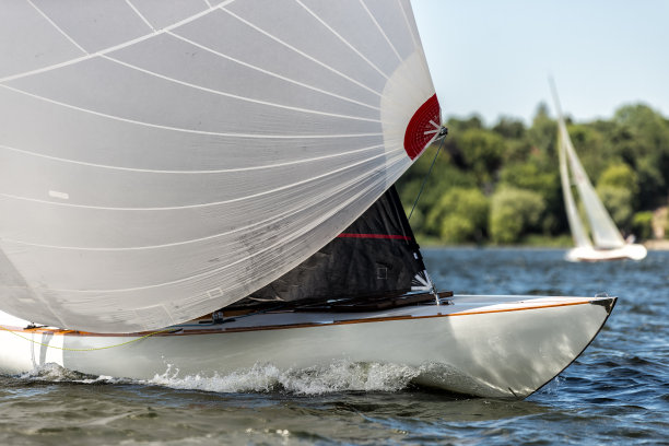 经典的帆船和三角帆在湖上划船图片下载