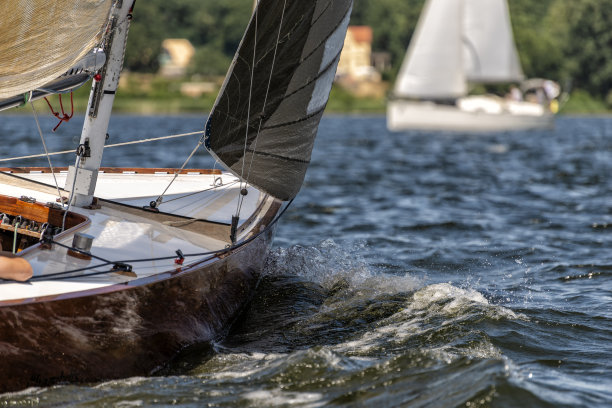 在湖上划船的经典帆船图片下载