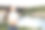 女孩在阴天的河边跑步图片下载