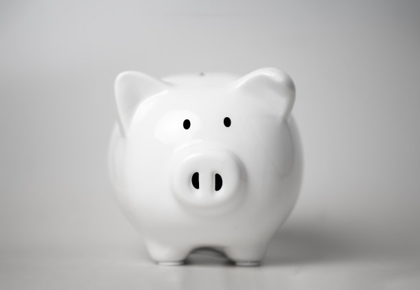白色背景上的白色小猪储蓄罐，金融储蓄图片下载
