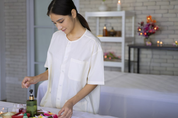 员工在温泉和度假酒店工作。图片下载