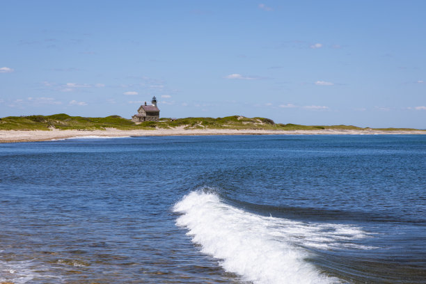 海滩上的灯塔，蓝色的海水和海浪图片下载