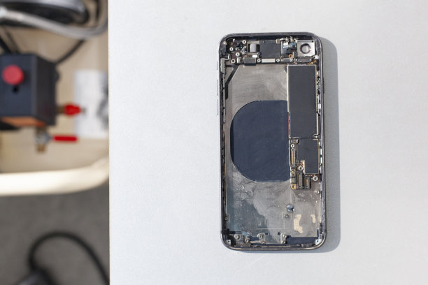 白底拆卸智能手机。手机维修。设备的详细信息。破碎装置本体。图片下载