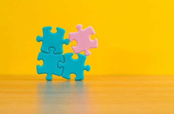 木桌上的四块拼图图片下载