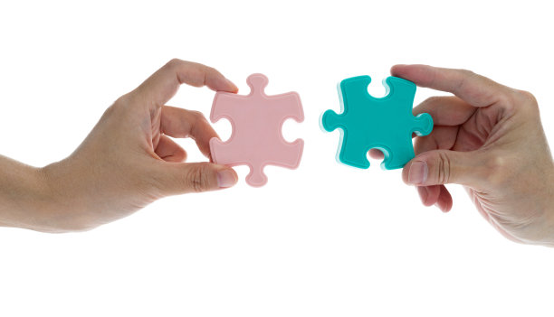 两个人把拼图碎片拼在一起图片下载