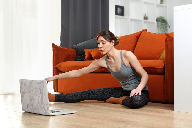 在家健身，网上锻炼。图片下载